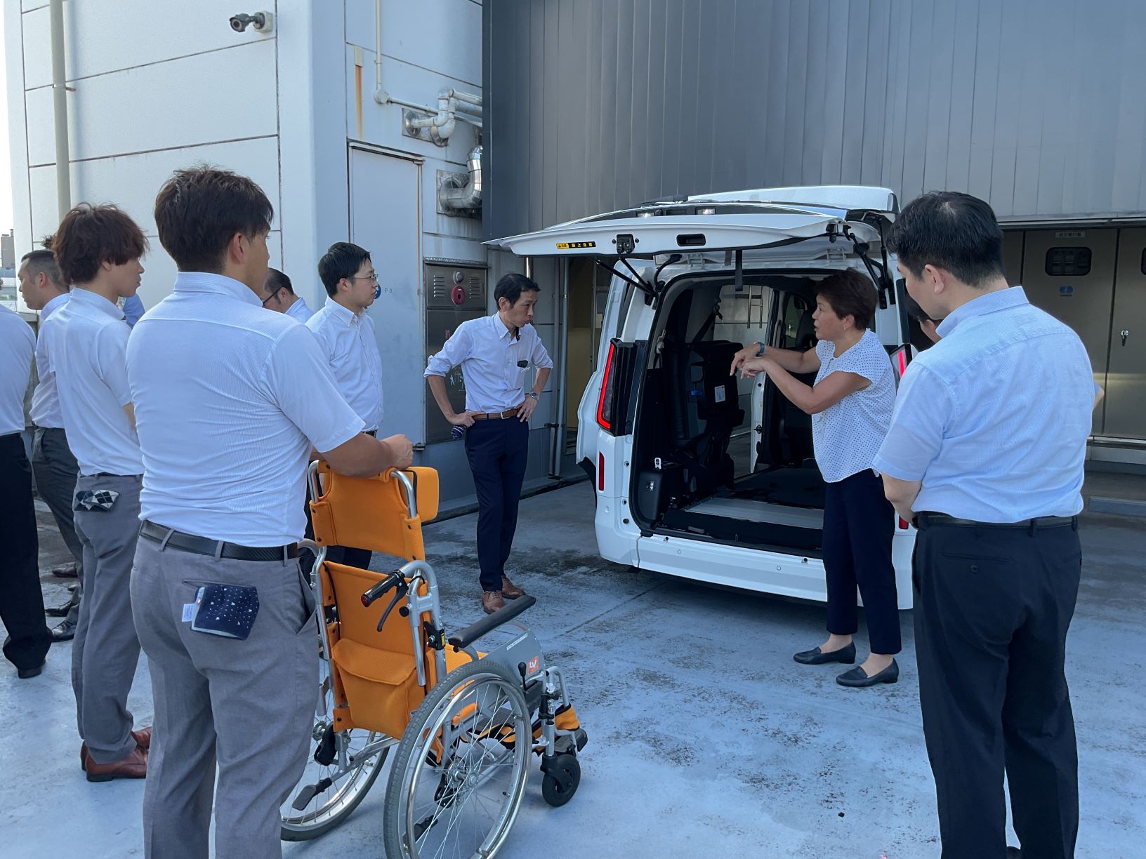 実際の福祉車両を用いて勉強